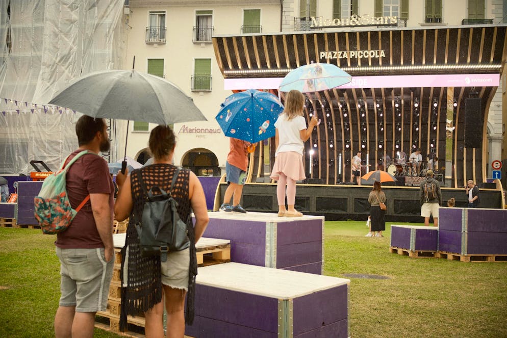 M&S Regen. Regenschirme gibt es zum Glück in allen Grössen.