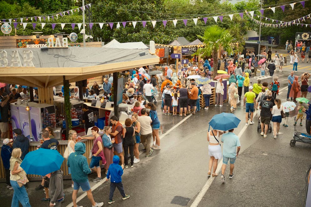 M&S Regen. Und auf der Food & Music Street wird sowieso witterungsunabhängig gefeiert.