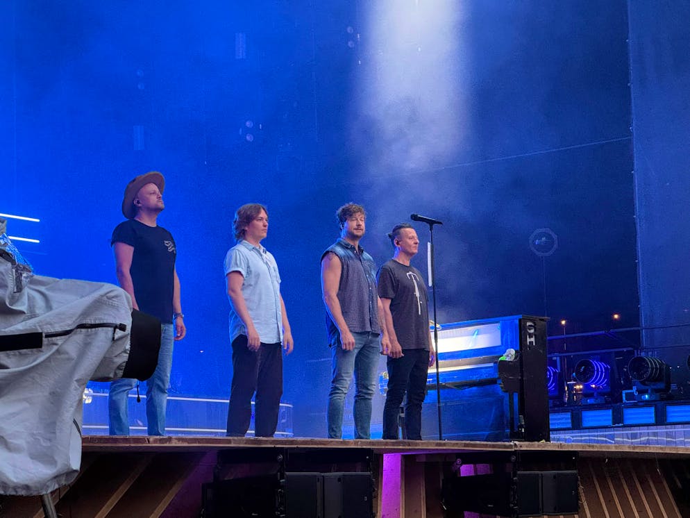 Lassen die Kulisse erstmal auf sich wirken: Samu Haber (Zweiter von rechts) und Bandkollegen.
