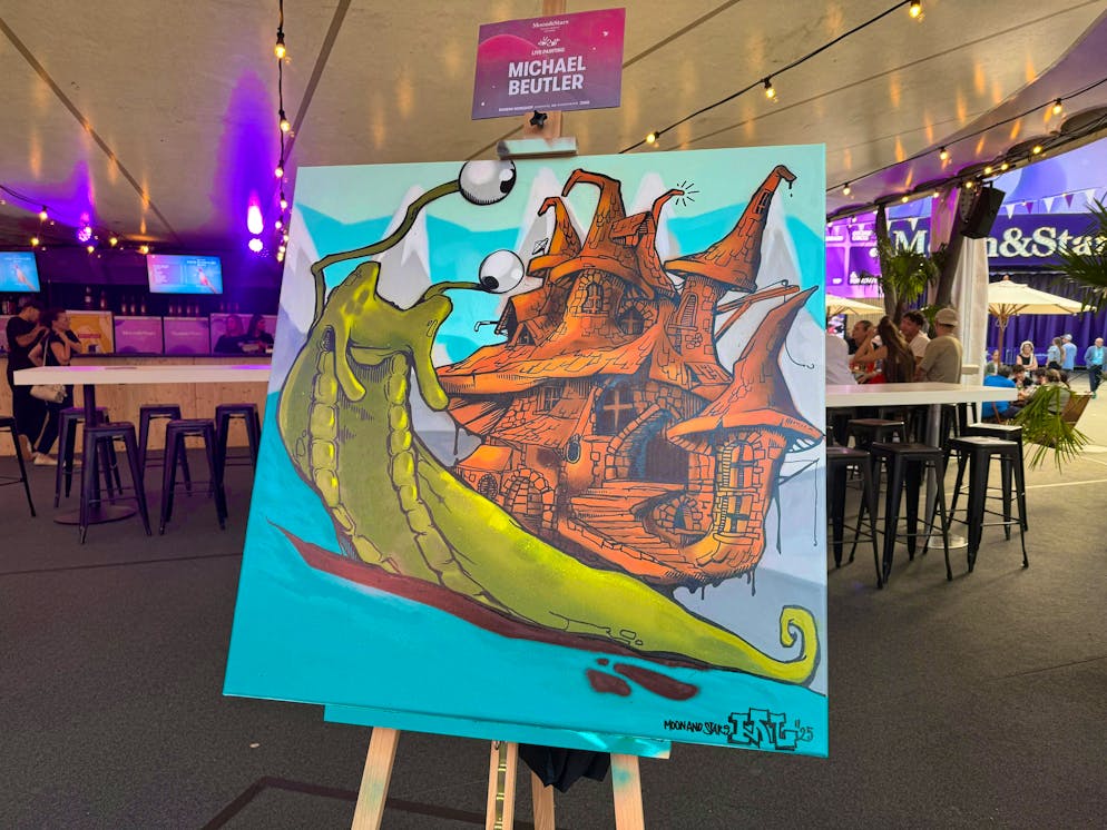 M&S Live-Painting. So, who's looking for a new splash of color in the living room?