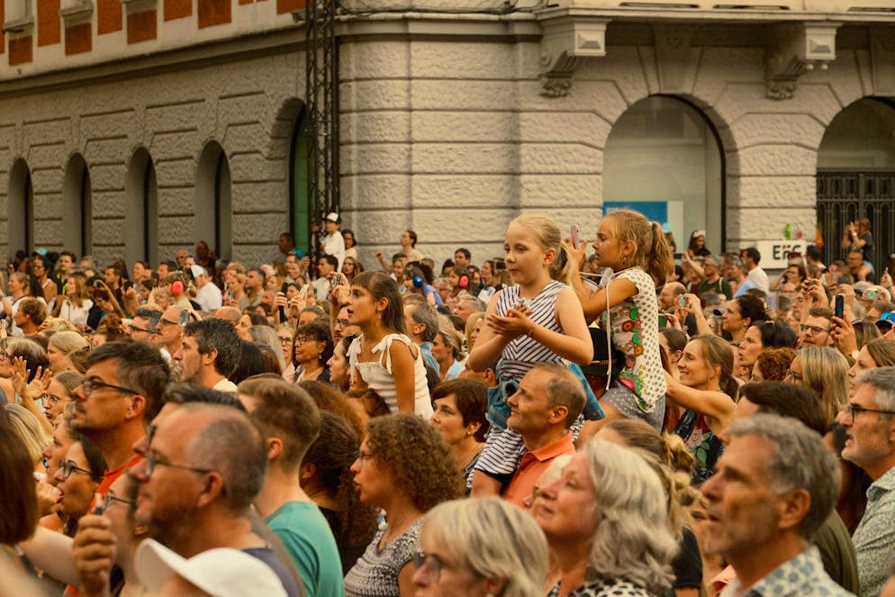 M&S Alvaro. Even the little ones get a perfect view thanks to strong shoulders.