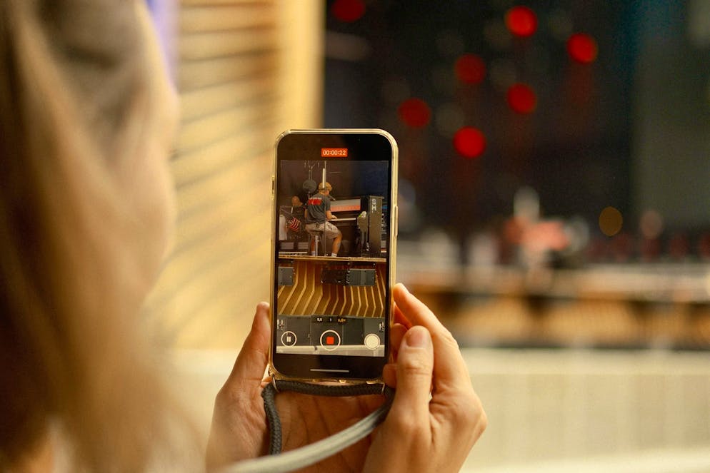 M&S 1. Samu Haber closes the evening. Recordings of him are already in demand during the sound check.