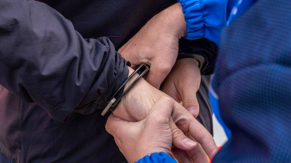 Die Walliser Polizei hat drei Fluchtwillige noch auf dem Dach des Gefängnisses von Sitten dingfest machen können.