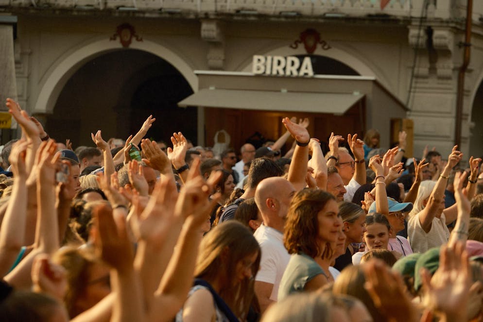 M&S Konzertplätze. Das Publikum in Locarno zeigt sich am Sonntagabend bestens aufgelegt.