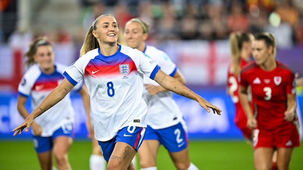 Georgia Stanway jubelt über den frühen Führungstreffer für England.