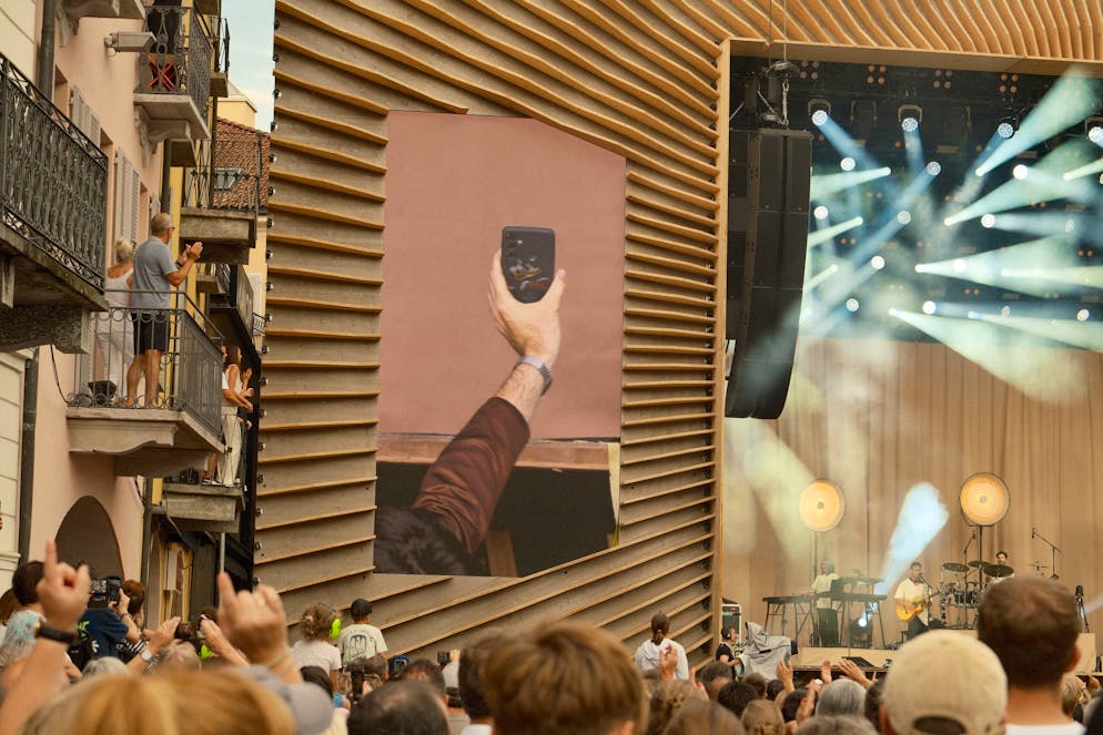 M&S Alvaro. Schliesslich ist die Piazza Grande so spektakulär, dass selbst Alvaro Soler die Kulisse fotografisch festhalten muss.