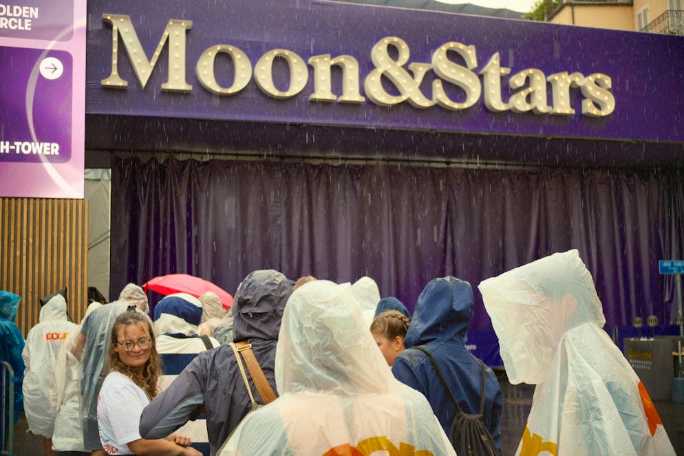 M&S Rain. Those who have brought rain protection are well prepared.