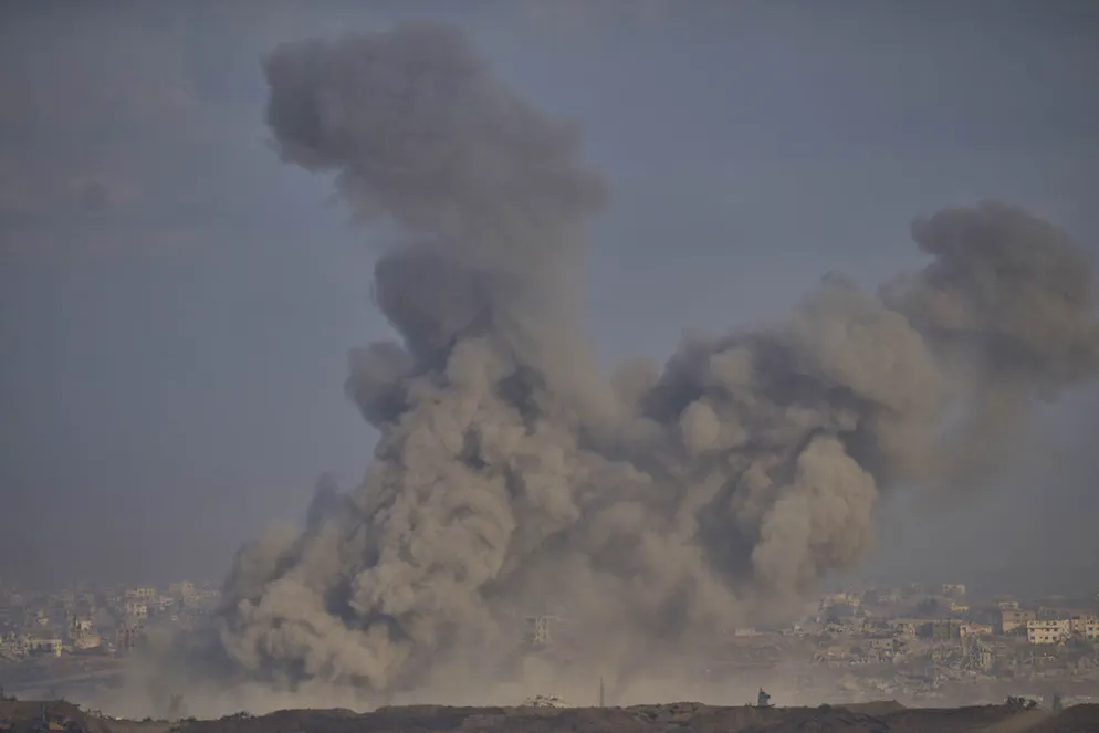 De la fumée s’élève depuis le nord de la bande de Gaza et vient recouvrir un territoire déjà meurtri par près de deux ans de frappes intensives, le 13 juillet 2025. 