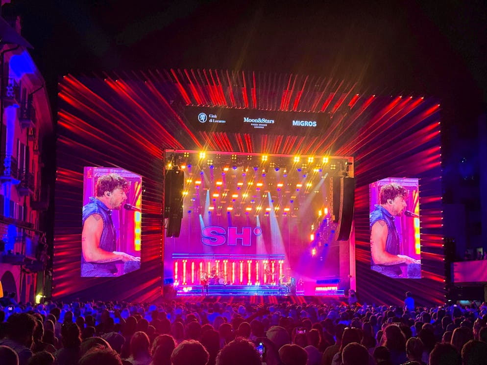 M&S title gallery. A concert setting could hardly be more atmospheric: Samu Haber in action.