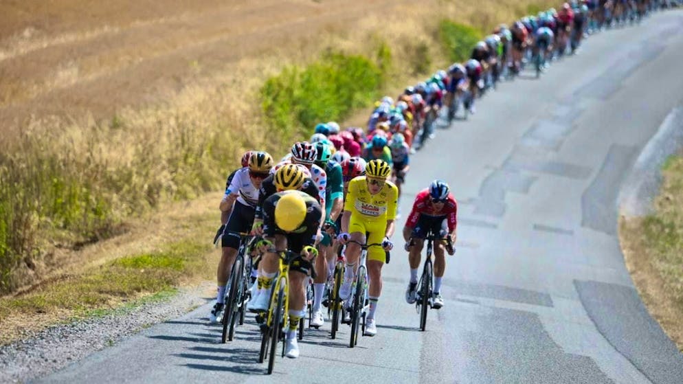 Traveling at express speed: the Tour de France riders on stage 9