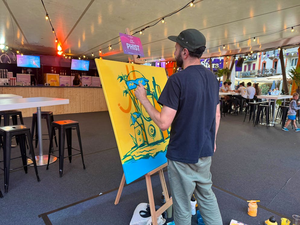 M&S Live-Painting. Dabei entstehen farbenfrohe Werke.