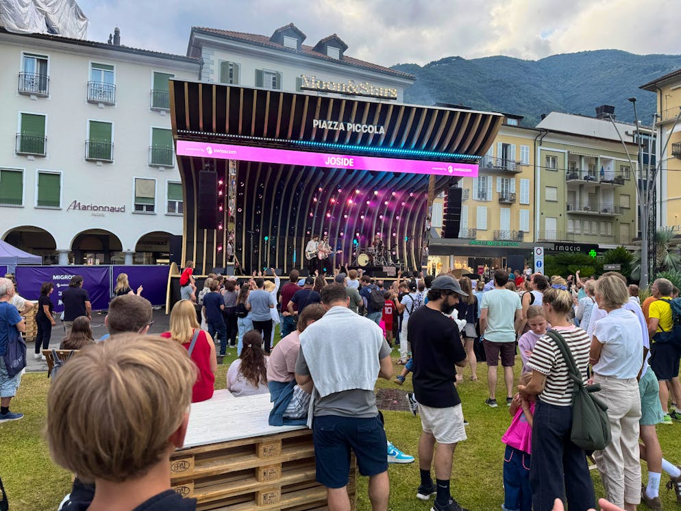Auch auf der Piazza Piccola gibt's Livemusik: Hier spielt die Schweizer Alternative-Rockband Joside.