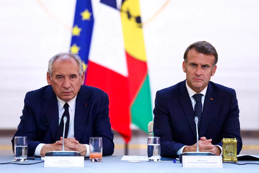 Bayrou (droite) se prononcera mardi sur la politique budgétaire de la France (archive).