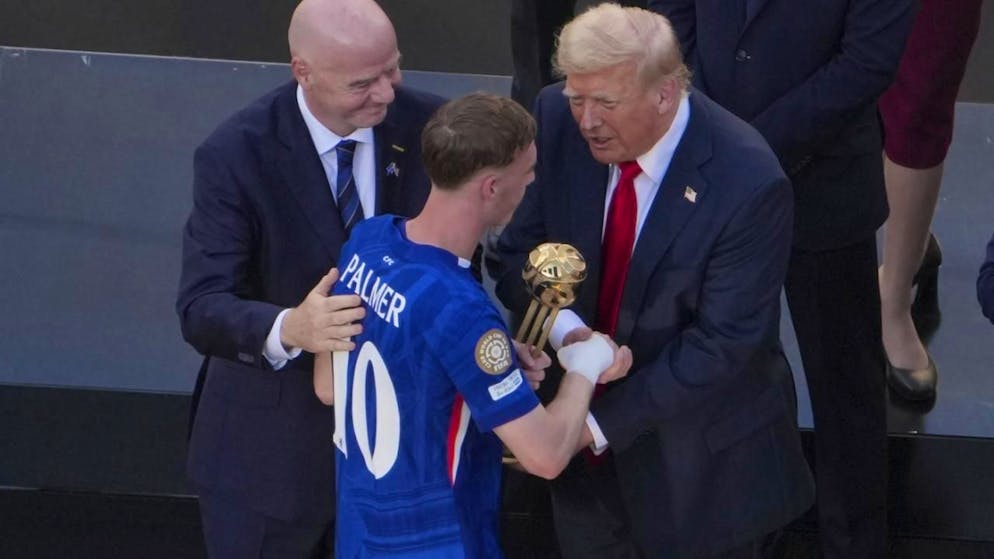 US-Präsident Donald Trump (rechts) und FIFA-Chef Gianni Infantino gratulieren dem Matchwinner Cole Palmer