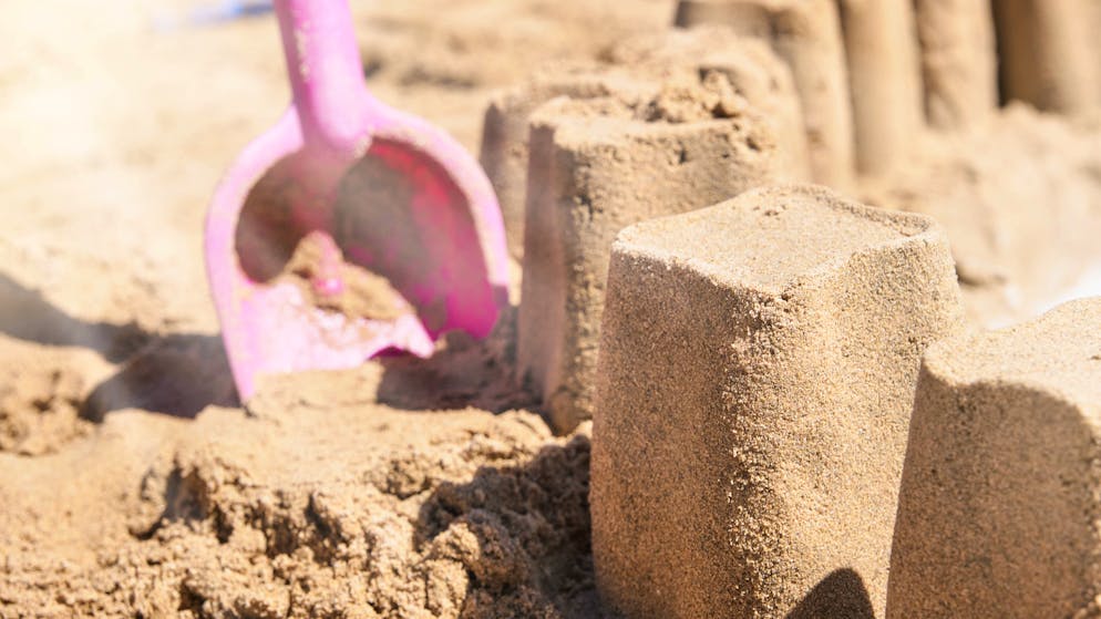 Vorsicht in deinen Ferien. An diesen Stränden kannst du fürs Buddeln im Sand gebüsst werden