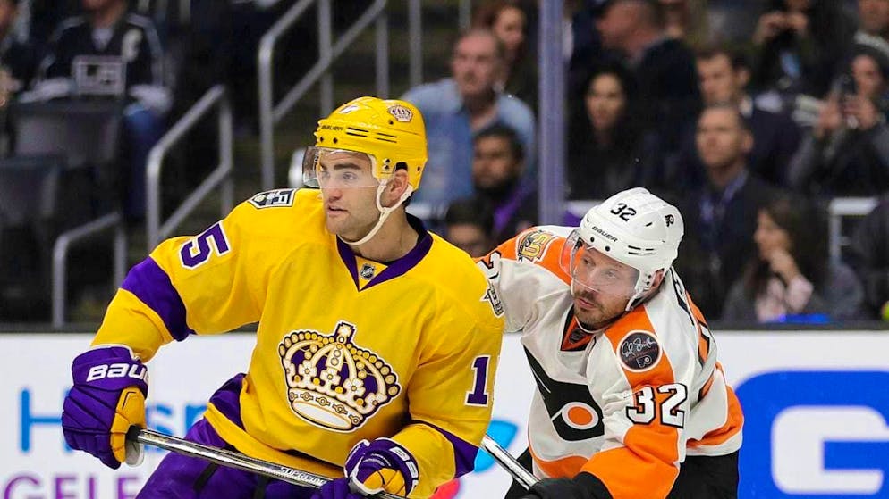 ZSC newcomer Andy Andreoff (left) in October 2016 in a duel with Mark Streit from Bern