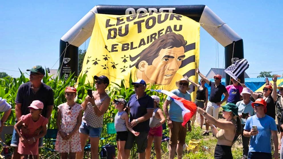 Last Friday in Brittany: Bernard Hinault is honored on a banner as a Tour legend