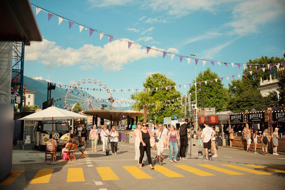 M&S Montag. Da lohnt es sich, sich vorher an einem der zahlreichen Essensstände zu stärken.