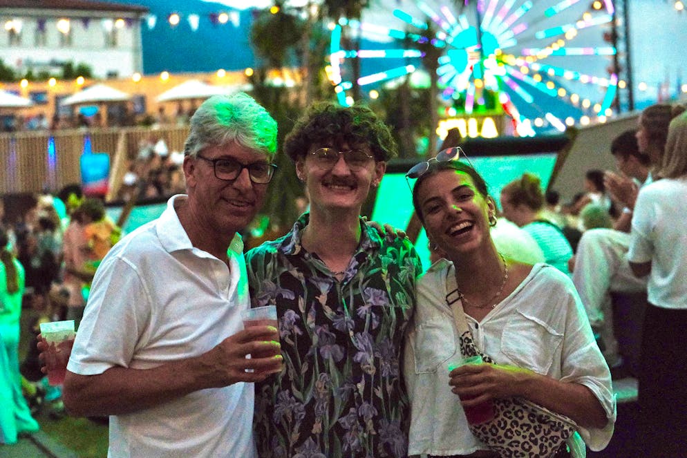 Lars (Bildmitte) kann nach getaner Arbeit den Abend geniessen. 