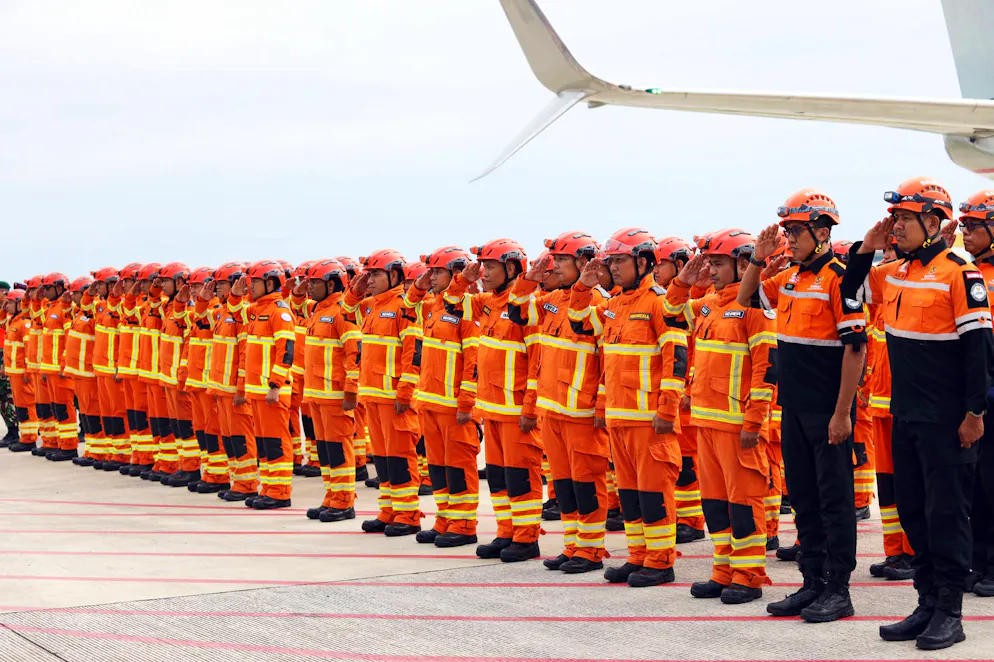 Cette photo fournie par l'Agence nationale indonésienne de gestion des catastrophes montre des membres de l'équipe de recherche et de sauvetage en milieu urbain (USAR) se rassemblant avant leur départ pour le Myanmar à l'aéroport Halim Perdanakusuma de Jakarta, en Indonésie, le 1er avril 2025. 