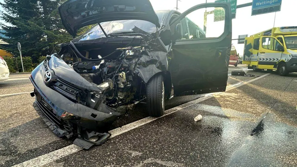 Les deux véhicules ont été détruits dans la collision survenue dimanche à Würenlos (AG). Onze personnes ont été blessées, la plupart légèrement.