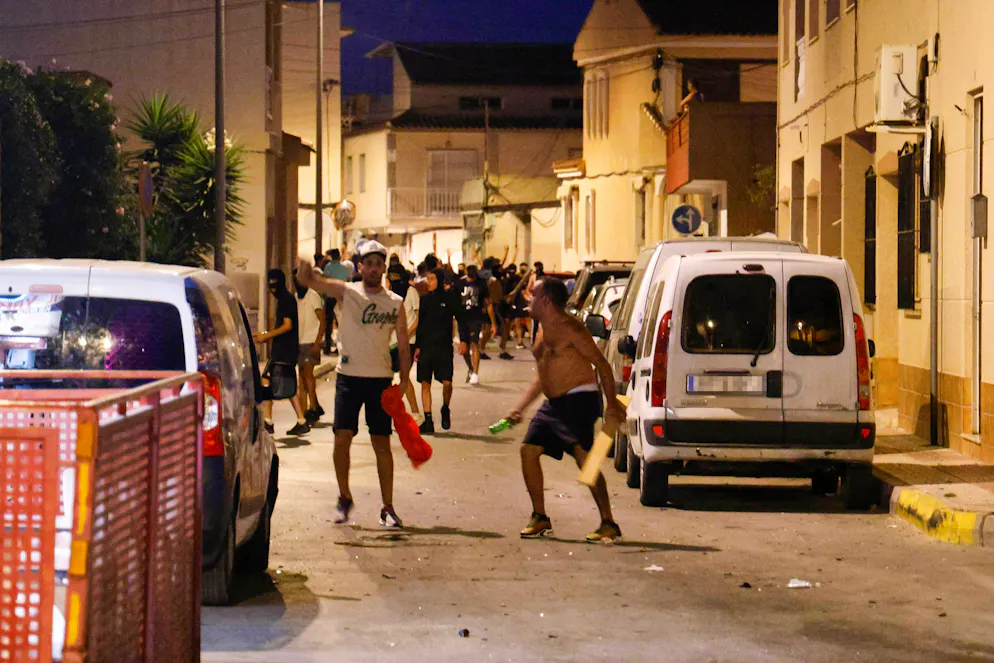 Un groupe d’émeutiers rassemblés lors des affrontements avec la police, le 12 juillet 2025, à Torre Pacheco, en Espagne.