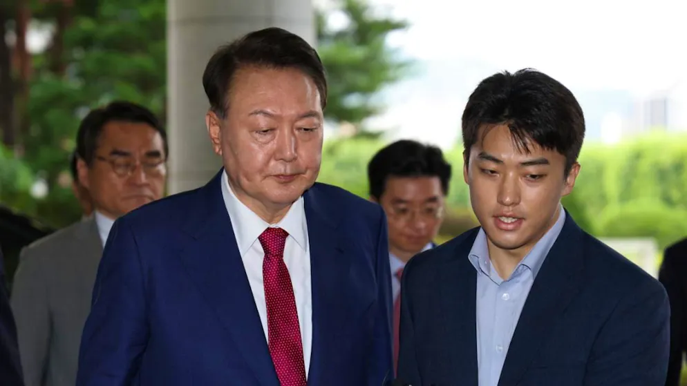 La décision de l'ancien président sud-coréen destitué Yoon Suk Yeol (à gauche au premier plan) est à l'origine de la grève étudiante. (Image d'archives)