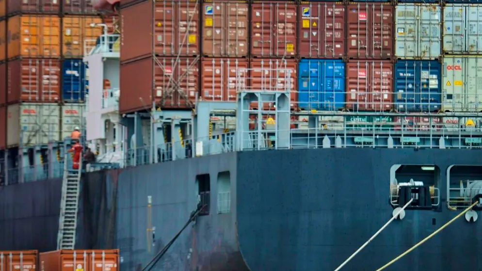 Una nave da carico nel porto di Tianjin, in Cina (archivio)