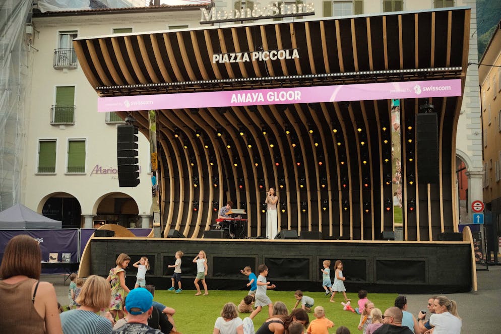M&S Montag. Die 23-jährige Popkünstlerin Amaya Gloor aus dem Berner Oberland spielt auf der Piazza Piccola – und Jung und Alt freut's.
