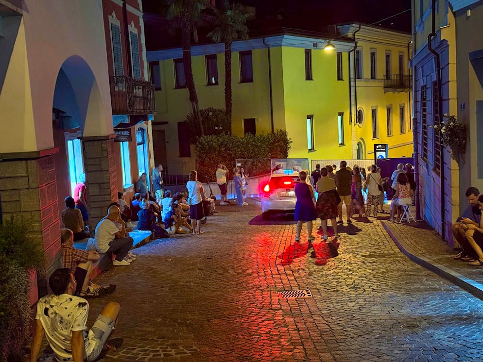 M&S title gallery. And even in the side alley, people want to listen to the Italian singer.