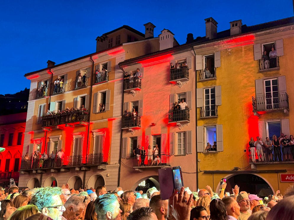 M&S title gallery. Even the balconies are full. They are all listening to Zucchero.