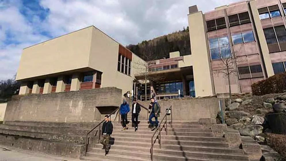L'entrata della Scuola cantonale di Coira che ospita Liceo, Commercio e Scuole specializzate