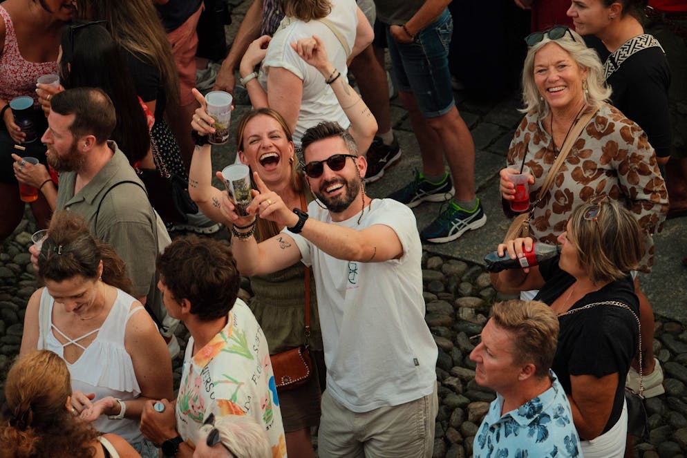 M&S KT Tunstall. Zuschauer*innen lachen in die Kamera – die Stimmung ist also gut.