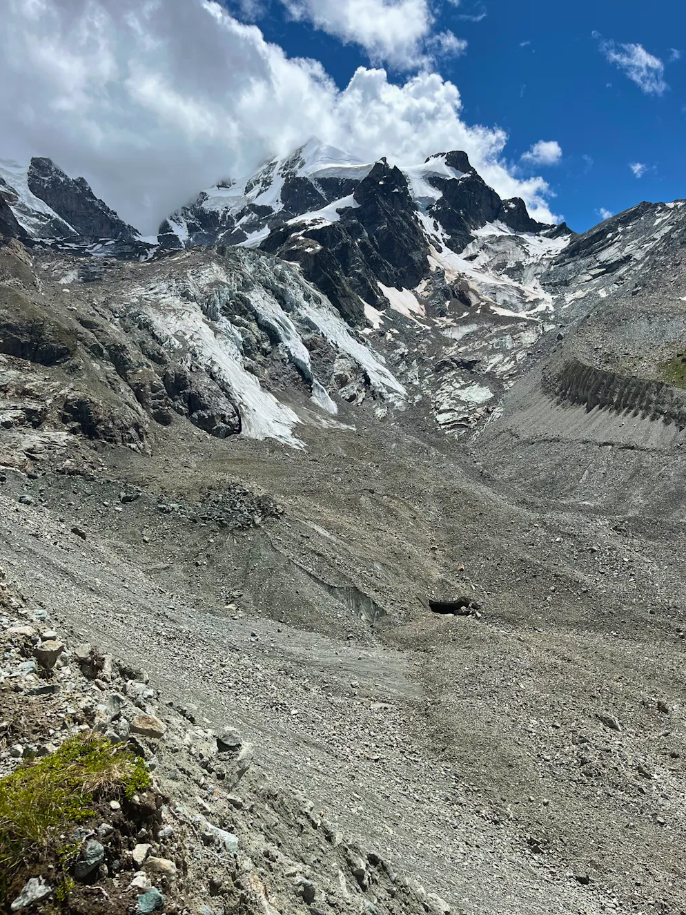 Hier sollte man einen Gletscher sehen, aber er ist unter Geröll begraben.