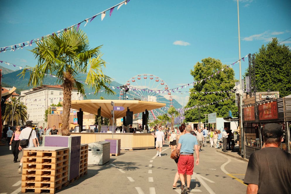 M&S Dienstagabend. Auch bei den Essensständen häufen sich die Menschen.