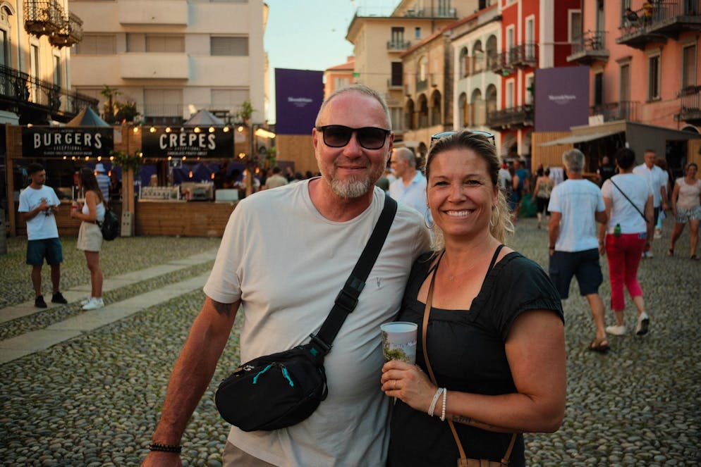 S&M  Zucchero-Super-Fans. Heinz und Nadine sind am Moon&Stars-Festival. Für Nadine ist es das erste Konzert von Zucchero, während Heinz ihn schon oft live gesehen hat. Einen bestimmten Lieblingssong haben die beiden nicht.
