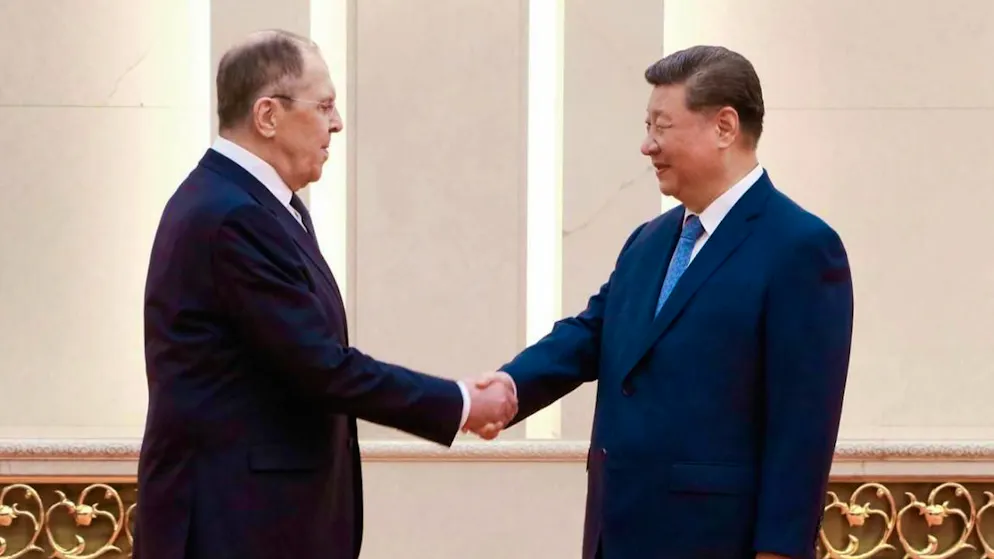 Il ministro degli esteri russo Sergey Lavrov con il presidente cinese Xi Jinping