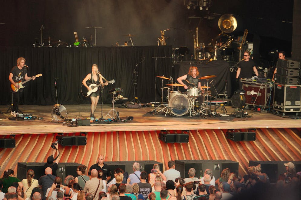 M&S KT Tunstall. Begonnen hat KT Tunstall ihr Konzert mit dem Lied «I Am The Pilot».