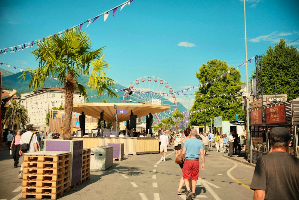 M&S title gallery. The streets are slowly filling up on Tuesday evening.