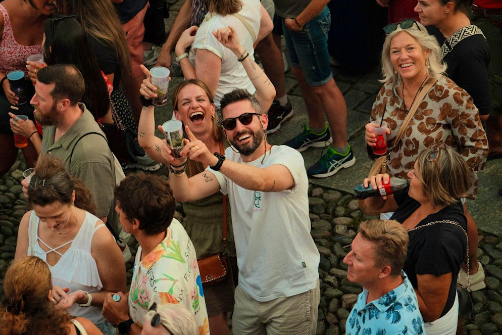 M&S KT Tunstall. Spectators laugh into the camera - so the mood is good.