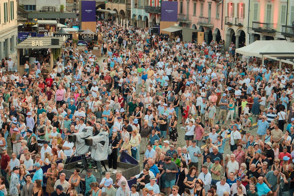 M&S KT Tunstall. Vor der Piazza Grande haben sich viele Leute versammelt, um die Sängerin zu sehen.