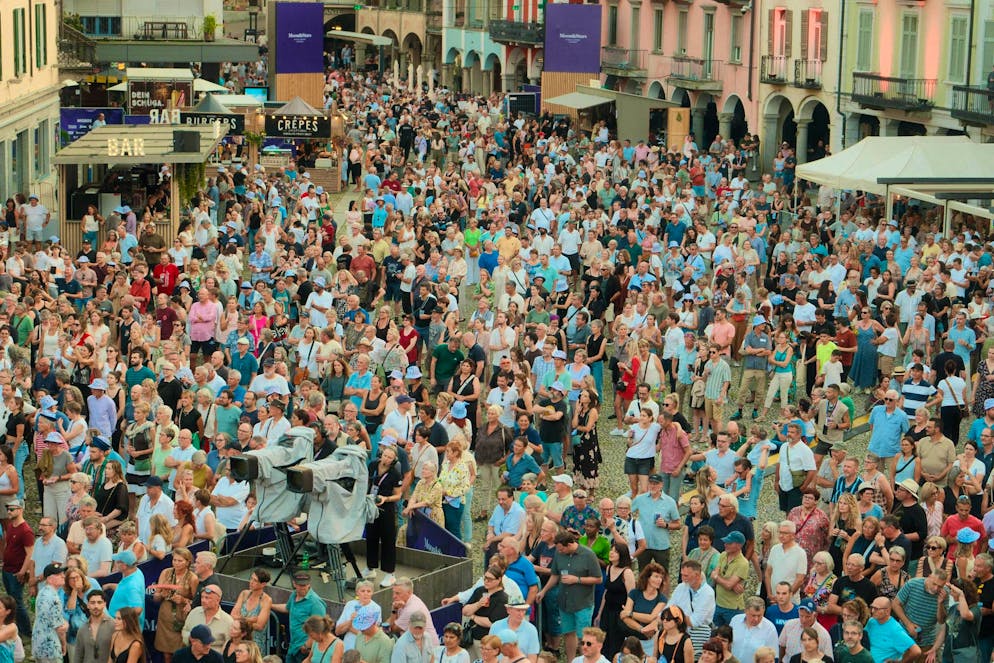 M&S KT Tunstall. Many people have gathered in front of the Piazza Grande to see the singer.