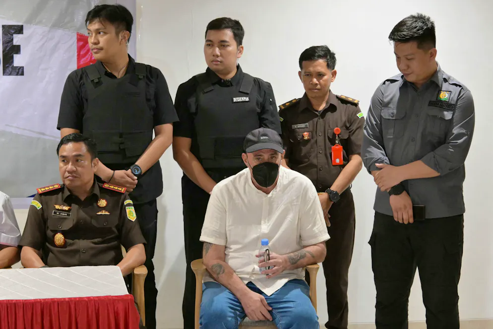 Serge Atlaoui assiste à une conférence de presse à l'aéroport international Soekarno-Hatta de Jakarta, à Tangerang, le 4 février 2025.