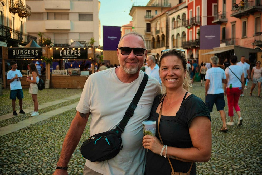 S&M Zucchero super fans. Heinz and Nadine are at the Moon&Stars Festival. For Nadine, it's Zucchero's first concert, while Heinz has seen him live many times before. Neither of them has a particular favorite song.