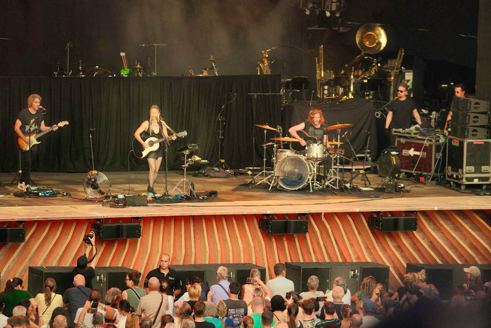 M&S KT Tunstall. KT Tunstall started her concert with the song "I Am The Pilot".