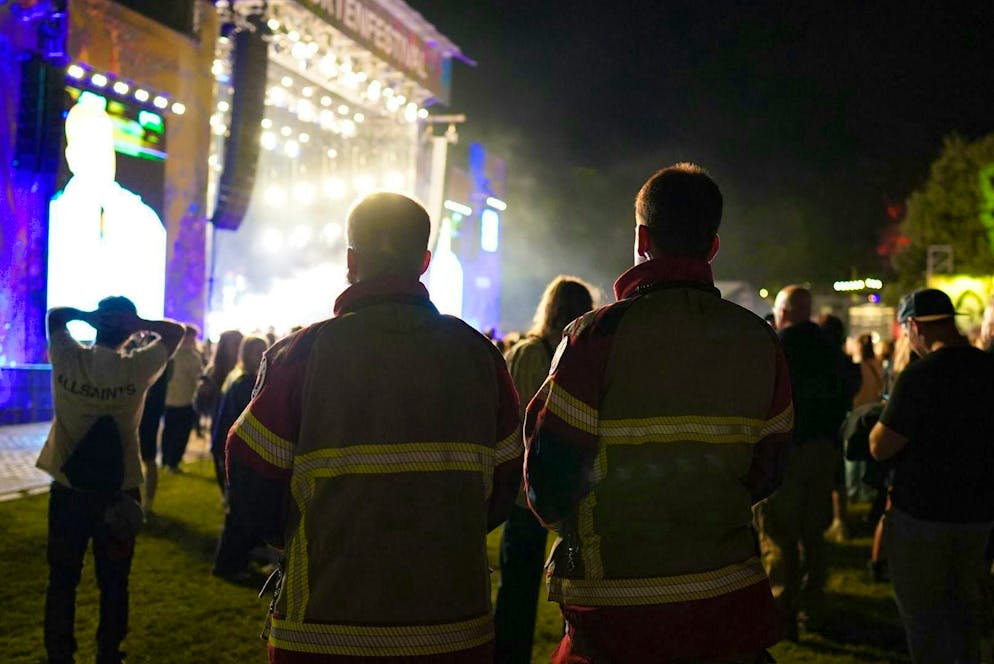 Macklemore Gurtenfestival. Everyone takes a quick break for Macklemore.