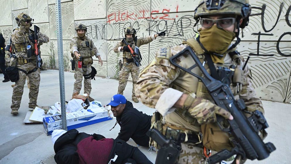 Notdurft in Fahrzeugen verrichtet. Trumps Truppen langweilen sich in L.A. – und rebellieren