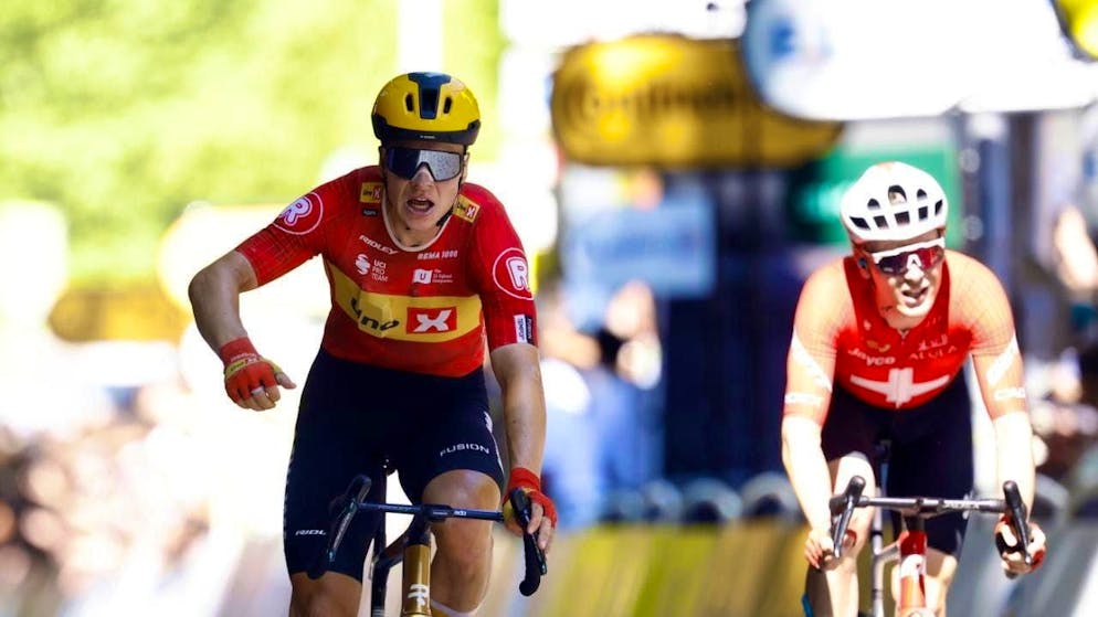 Jonas Abrahamsen (left) and Swiss champion Mauro Schmid fight side by side for the stage win - with the better end for the Norwegian