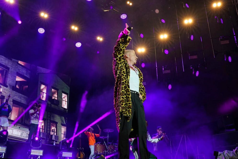 Macklemore Gurtenfestival. Der US-Rapper in seinem bekannten Leo-Mantel.