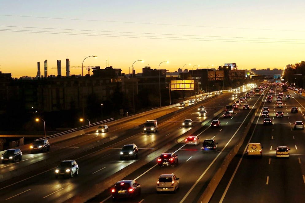 Wer mit dem Auto unterwegs ist, sollte stets über das Tempolimit Bescheid wissen – das gilt besonders für die Regionen Madrid und Málaga.